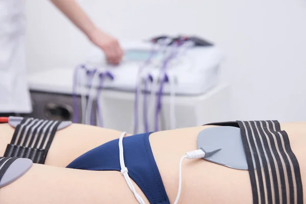 Equipo para adelgazar. Electroestimulación de grasa. Dispositivo mujer pierna, estómago — Foto de Stock