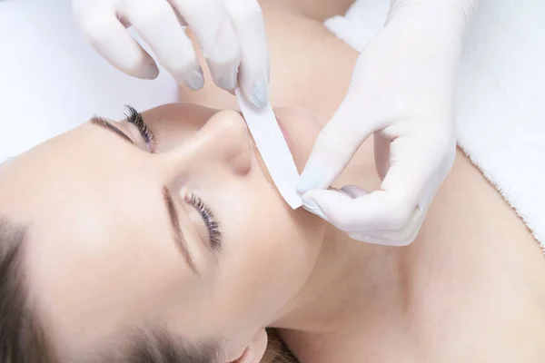 Procedura cosmetica per la depilazione. Pelle luminosa. Bellezza e salute — Foto Stock