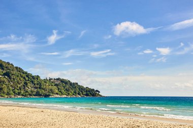 Hafif sıcak kum. Mavi deniz beyaz bulutlar