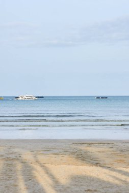 Mavi deniz. Açık gökyüzü. Hafif kum