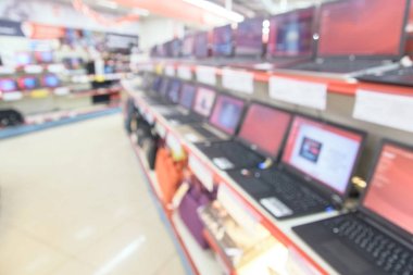 Arka plan bulanık. Dizüstü bilgisayarlar. Parlak iç. Alışveriş Merkezi