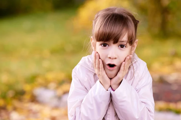 Ritratto di ragazza. Sorprendi il bambino. Sfondo della natura — Foto Stock