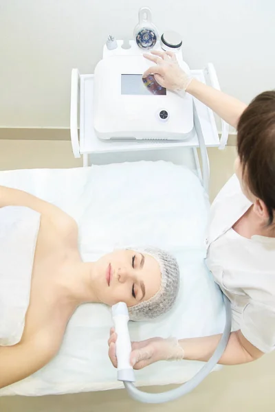 Endermolift cosmetologie. Vacuüm gezicht apparatuur. Hand instellen apparaat — Stockfoto