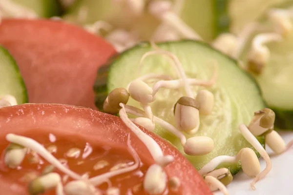 Ensalada fresca. Tomates y pepinos. Alimento saludable — Foto de Stock