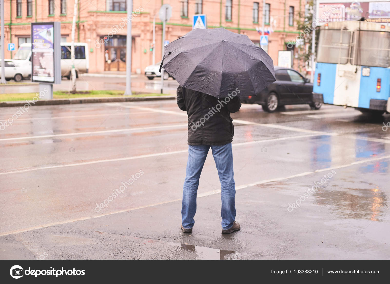 傘を持つ男 どんよりした天気 濡れたアスファルト 背景をぼかした写真 ストック写真 C Elenavolf