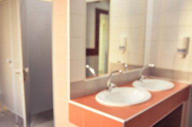 İki lavabo. Arka plan bulanık. Büyük ayna