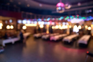 Parlak noktalar. Arka plan bulanık. Farklı renkte. Beyaz tablolar