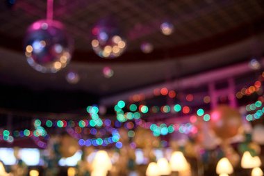 Arka plan bulanık. Parlak noktalar. Farklı renkler