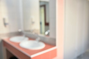 İki lavabo. Büyük ayna. Arka plan bulanık