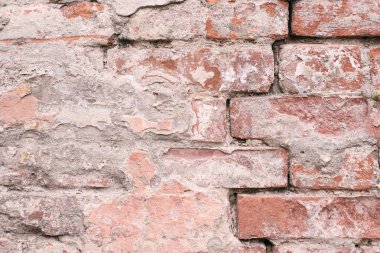 Koyu kırmızı tuğla duvar. Çimento yüzeyi. Eski mimari