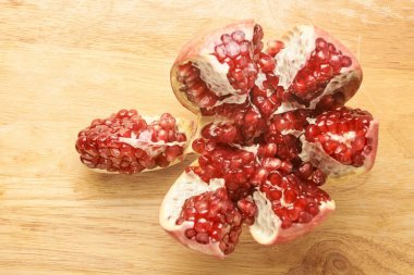 Taze meyve. Küçük taneler. Olgun kırmızı Lal