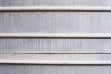 Duvardaki yatay çizgili. Metalik gri renk