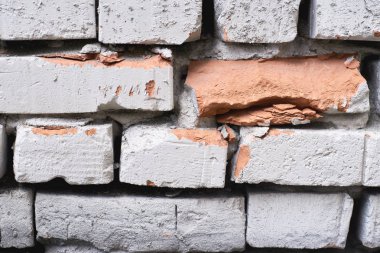 Büyük çatlaklar. Pürüzlü yüzeye. Eski tuğla duvar