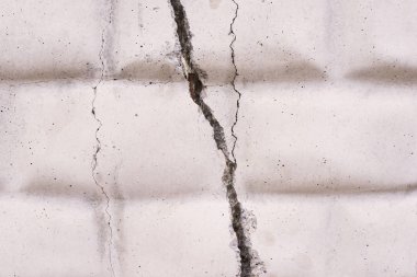 Tuğla duvar büyük geniş çatlak. Açık renkli