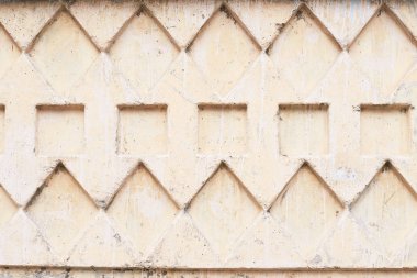 Açık renkli. Duvarda kabartma. Kareler ve rhombus