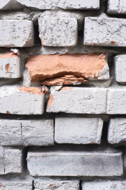 Hafif tuğla duvar. Eski mimari. Büyük yırtmaçlı