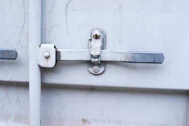 Açık gri renkli. Demir kilit. Kapalı kapı