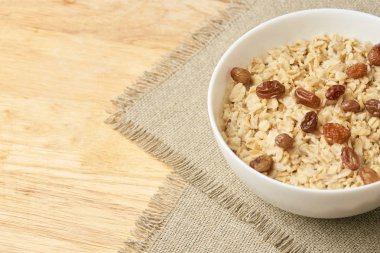 Nötr arka plan. Lezzetli sağlıklı kahvaltı. Üzümlü yulaf ezmesi