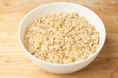 Yulaf lapası. Beyaz kase. Açık renkli. Sağlıklı gıda