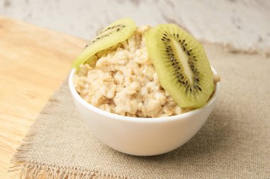 Kivi yulaf ezmesi. Yararlı kahvaltı. Nötr arka plan