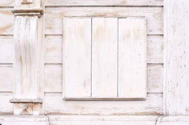 Eski mimari. Hafif bej kaplama. Ahşap windows