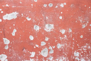 Eski beton duvar kapağı. Koyu kırmızı boya