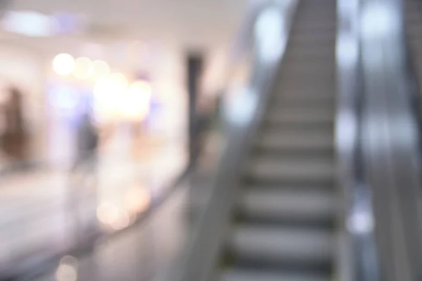 Verschwommener Hintergrund. Einkaufszentrum. graue Rolltreppe — Stockfoto