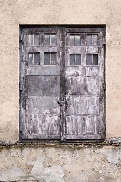 Parede leve do edifício. Velha porta suja — Fotografia de Stock