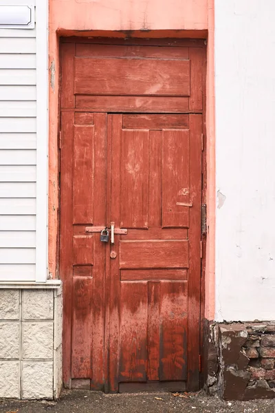 Old brown wooden door. Light wall of building — Stock Photo, Image