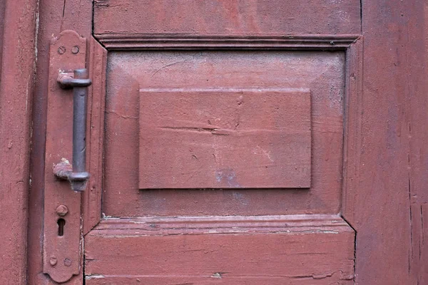 Stary ciemne brązowe drzwi drewniane. Drzwi pokrętło — Zdjęcie stockowe