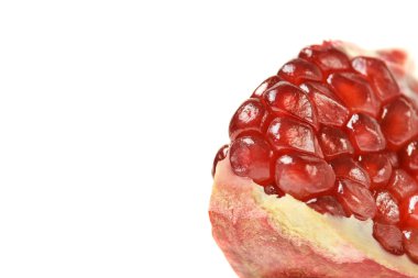 Olgun parlak Granat. Beyaz arka plan. Kırmızı nar taneleri