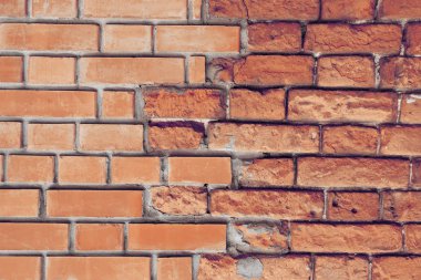 Kırmızı tuğla duvar. Eski ve yeni tuğla