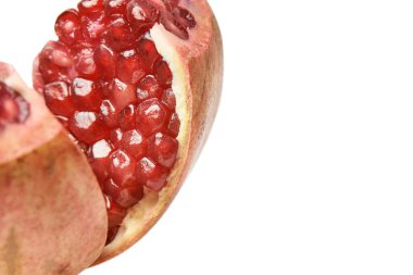 Olgun parlak Granat. Beyaz arka plan. Kırmızı nar taneleri