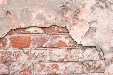 Çimento yüzeyi. Koyu kırmızı tuğla duvar. Eski mimari