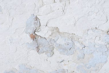 Pürüzlü yüzeye. Beyaz soyulması boya. Birçok küçük çatlaklar 
