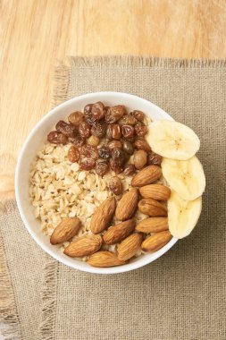 Beyaz Kupası. Yulaf ezmesi muz kuru üzüm ve badem