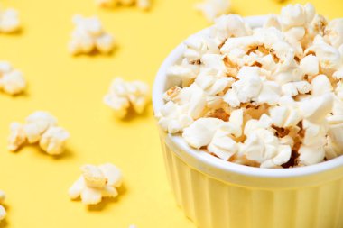 Fried Mısır. Sarı parlak arka plan. Beyaz Pop Corn