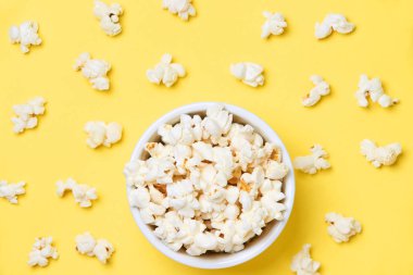 Beyaz Pop Corn. Fried Mısır. Sarı parlak arka plan