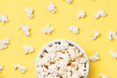 Fried Mısır. Beyaz Pop Corn. Sarı parlak arka plan