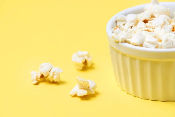 Čerstvý popcorn. Jasně žlutým pozadím. Smažená kukuřice — Stock fotografie