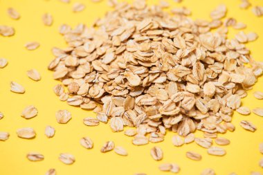 Müsli kahvaltı için. Sağlıklı gıda. Sarı parlak arka plan. Birçok pul