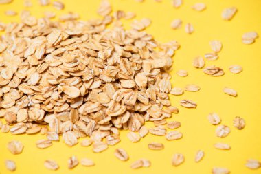 Sağlıklı gıda. Müsli kahvaltı için. Sarı parlak arka plan. Birçok pul