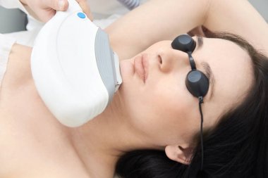 Parlak cilt. Tıbbi prosedür. Koltukaltı saç çıkarma. Ha lazer