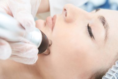 Kozmetik prosedür. Microcurrent terapi yüz için. Genç kız