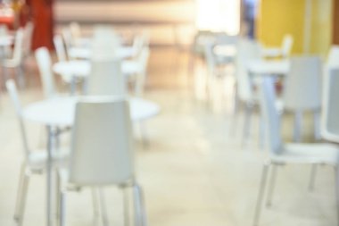 Arka plan bulanık. Yemek bölümünde. Beyaz tablolar