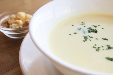 Lezzetli peynir çorbası. Küçük kraker. Beyaz yemekleri