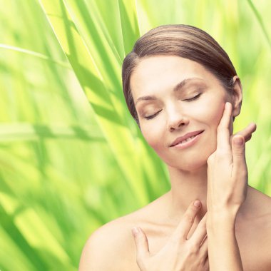 Elleri ile doğal güzellik portre. Kozmetoloji olgun kadın yüz. Kozmetik krem. Cilt bakımı. Zarif kız