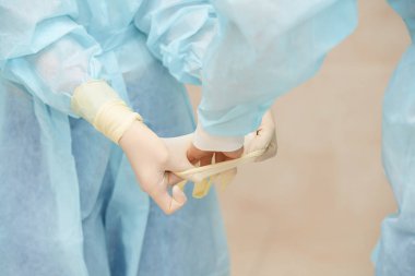 Oftalmoloji lazer mikroskop operasyonu. Doktor ve seyrek ile klinik odası. Eldiven ler ve ilaç aletleri