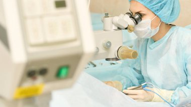Oftalmoloji lazer mikroskop operasyonu. Klinikte doktor. Hasta göz tedavisi. Miyopi ve katarakt giderme