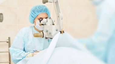 Oftalmoloji lazer mikroskop operasyonu. Klinikte doktor. Hasta göz tedavisi. Miyopi ve katarakt giderme